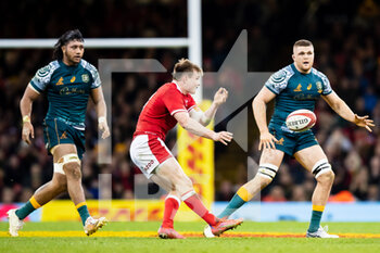 2021-11-20 - Nick Tompkins of Wales passes during the Autumn Nations Series 2021, rugby union test match between Wales and Australia on November 20, 2021 at the Principality Stadium in Cardiff, Wales - TEST MATCH 2021 - WALES VS AUSTRALIA - AUTUMN NATIONS SERIES - RUGBY