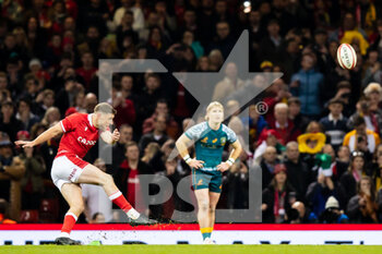 2021-11-20 - Rhys Priestland of Wales kicks the winning penalty during the Autumn Nations Series 2021, rugby union test match between Wales and Australia on November 20, 2021 at the Principality Stadium in Cardiff, Wales - TEST MATCH 2021 - WALES VS AUSTRALIA - AUTUMN NATIONS SERIES - RUGBY