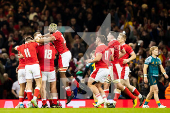 2021-11-20 - Wales players celebrate the win during the Autumn Nations Series 2021, rugby union test match between Wales and Australia on November 20, 2021 at the Principality Stadium in Cardiff, Wales - TEST MATCH 2021 - WALES VS AUSTRALIA - AUTUMN NATIONS SERIES - RUGBY