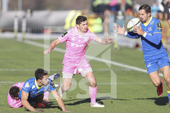 2021-12-11 - Mattia Bellini (Zebre) takes a big offload by Jacopo Trulla - ZEBRE RUGBY CLUB VS BIARRITZ OLYMPIQUE - CHALLENGE CUP - RUGBY