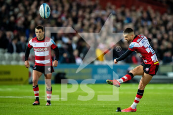 2021-10-29 - Adam Hastings of Gloucester Rugby kicks a penalty during the English championship Gallagher Premiership Rugby Union match between Gloucester Rugby and Exeter Chiefs on October 29, 2021 at the Kingsholm Stadium in Gloucester, England - GLOUCESTER RUGBY VS EXETER CHIEFS - PREMERSHIP RUGBY UNION - RUGBY