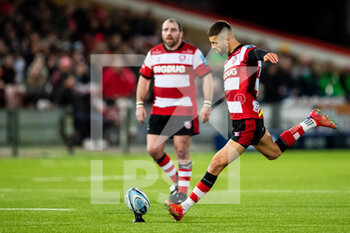 2021-10-29 - Adam Hastings of Gloucester Rugby kicks a penalty during the English championship Gallagher Premiership Rugby Union match between Gloucester Rugby and Exeter Chiefs on October 29, 2021 at the Kingsholm Stadium in Gloucester, England - GLOUCESTER RUGBY VS EXETER CHIEFS - PREMERSHIP RUGBY UNION - RUGBY
