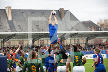 2021-11-06 - Line out for Emeline Gros of France during the Women's Autumn Internationals rugby union match between France and South Africa on November 6, 2021 at La Rabine stadium in Vannes, France - WOMEN'S TEST MATCH FRANCE VS SOUTH AFRICA - TEST MATCH - RUGBY
