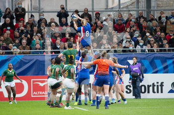 2021-11-06 - Line out for Emeline Gros of France during the Women's Autumn Internationals rugby union match between France and South Africa on November 6, 2021 at La Rabine stadium in Vannes, France - WOMEN'S TEST MATCH FRANCE VS SOUTH AFRICA - TEST MATCH - RUGBY