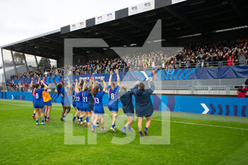 2021-11-06 - France players celebrate at the end of the Women's Autumn Internationals rugby union match between France and South Africa on November 6, 2021 at La Rabine stadium in Vannes, France - WOMEN'S TEST MATCH FRANCE VS SOUTH AFRICA - TEST MATCH - RUGBY