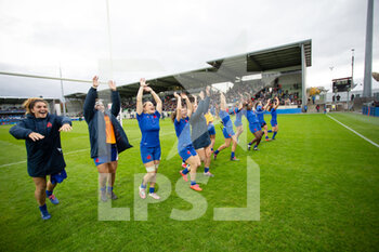 2021-11-06 - France players celebrate at the end of the Women's Autumn Internationals rugby union match between France and South Africa on November 6, 2021 at La Rabine stadium in Vannes, France - WOMEN'S TEST MATCH FRANCE VS SOUTH AFRICA - TEST MATCH - RUGBY