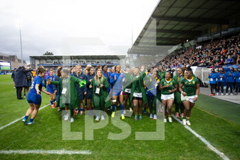 2021-11-06 - France and South Africa players celebrate at the end of the Women's Autumn Internationals rugby union match between France and South Africa on November 6, 2021 at La Rabine stadium in Vannes, France - WOMEN'S TEST MATCH FRANCE VS SOUTH AFRICA - TEST MATCH - RUGBY