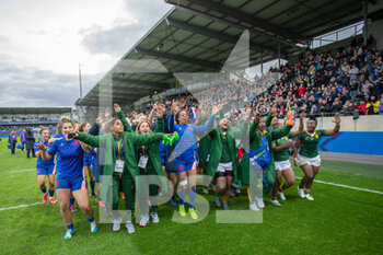 2021-11-06 - France and South Africa players celebrate at the end of the Women's Autumn Internationals rugby union match between France and South Africa on November 6, 2021 at La Rabine stadium in Vannes, France - WOMEN'S TEST MATCH FRANCE VS SOUTH AFRICA - TEST MATCH - RUGBY
