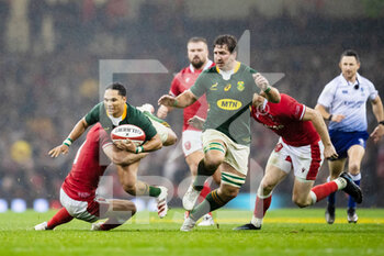 2021-11-06 - Herschel Jantjies of South Africa is tackled by Tomos Williams of Wales during the Autumn Nations Series 2021, rugby union test match between Wales and South Africa on November 6, 2021 at Principality Stadium in Cardiff, Wales - WALES VS SOUTH AFRICA - TEST MATCH - RUGBY