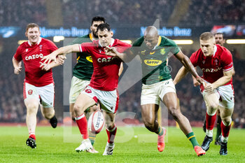2021-11-06 - Tomos Williams of Wales and Makazole Mapimpi of South Africa during the Autumn Nations Series 2021, rugby union test match between Wales and South Africa on November 6, 2021 at Principality Stadium in Cardiff, Wales - WALES VS SOUTH AFRICA - TEST MATCH - RUGBY
