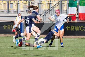 2021-09-13 - Vittoria Ostuni Minuzzi (Italy) is tackled by players scottish - RUGBY WOMEN'S WORLD CUP 2022 QUALIFICATION - ITALY VS SCOTLAND - WORLD CUP - RUGBY