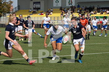 2021-09-13 - Chloe Rollie (Scotland) is tackled by Beatrice Rigoni (Italy) - RUGBY WOMEN'S WORLD CUP 2022 QUALIFICATION - ITALY VS SCOTLAND - WORLD CUP - RUGBY
