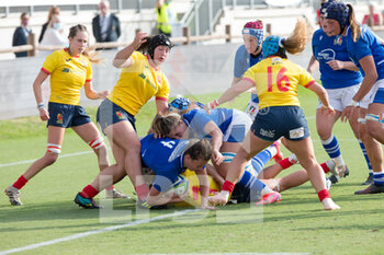 2021-09-25 - Valeria Fedrighi (Italy) is tackled by Isabel Rico Vazquez (Spain) - RUGBY WOMEN'S WORLD CUP 2022 QUALIFICATION - ITALY VS SPAIN - WORLD CUP - RUGBY