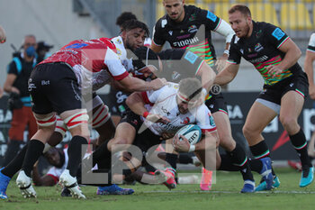 2021-09-24 - Carlu Sadie (Lions) is tackled by Luca Bigi (Zebre) - ZEBRE RUGBY CLUB VS EMIRATES LIONS - UNITED RUGBY CHAMPIONSHIP - RUGBY