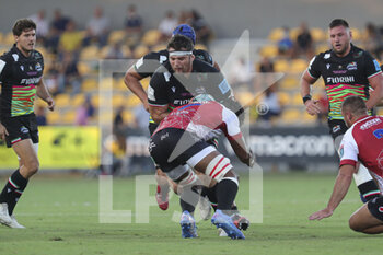 2021-09-24 - David Sisi (Zebre) is tackled by Vincent Tshituka (Lions) - ZEBRE RUGBY CLUB VS EMIRATES LIONS - UNITED RUGBY CHAMPIONSHIP - RUGBY