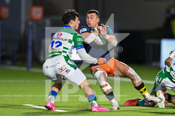2021-12-03 - Damien Hoyland of Edinburgh Rugby is tackled by Tommaso Menoncello of Benetton Rugby during the United Rugby Championship, rugby union match between Edinburgh Rugby and Benetton Treviso on December 3, 2021 at DAM Health Stadium in Edinburgh, Scotland - EDINBURGH RUGBY VS BENETTON TREVISO - UNITED RUGBY CHAMPIONSHIP - RUGBY