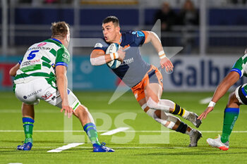 2021-12-03 - Damien Hoyland of Edinburgh Rugby runs at Federico Ruzza of Benetton Rugby during the United Rugby Championship, rugby union match between Edinburgh Rugby and Benetton Treviso on December 3, 2021 at DAM Health Stadium in Edinburgh, Scotland - EDINBURGH RUGBY VS BENETTON TREVISO - UNITED RUGBY CHAMPIONSHIP - RUGBY