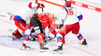 2021-11-14 - 14.11.2021, Krefeld,  Yayla Arena, Deutschland Cup: Switzerland - Russia, #67 Roger Karrer (Switzerland) fights for the puck next to the goal of goalkeeper Andrei Kareyev (Russia) - DEUTSCHLAND CUP2021 : SWITZERLAND VS RUSSIA - ICE HOCKEY - WINTER SPORTS
