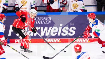 2021-11-14 - 14.11.2021, Krefeld,  Yayla Arena, Deutschland Cup: Switzerland - Russia, #18 Inti Pestoni (Switzerland) against #9 Nikita Sokolov (Russia) - DEUTSCHLAND CUP2021 : SWITZERLAND VS RUSSIA - ICE HOCKEY - WINTER SPORTS