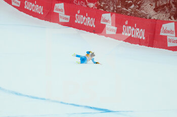 2021-12-18 - Emanuele Buzzi (ITA) crash at the last jump immediately before the finish line. - 2021 FIS SKI WORLD CUP - MEN'S DOWNHILL - ALPINE SKIING - WINTER SPORTS