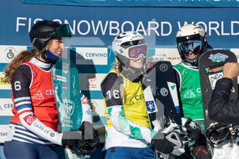 2021-12-18 - Chloe Trespeuch (FRA), Meghan Tierney (USA) and Tess Critchlow (CAN) after the Small Final - 2021 SBX WORLD CUP  - SNOWBOARD - WINTER SPORTS