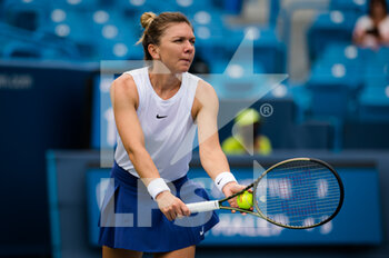 2021-08-16 - Simona Halep of Romania in action during the first round of the 2021 Western & Southern Open WTA 1000 tennis tournament against Magda Linette of Poland on August 17, 2021 at Lindner Family Tennis Center in Cincinnati, USA - Photo Rob Prange / Spain DPPI / DPPI - 2021 WESTERN & SOUTHERN OPEN WTA 1000 TENNIS TOURNAMENT - INTERNATIONALS - TENNIS