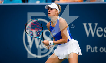 2021-08-16 - Magda Linette of Poland in action during the first round of the 2021 Western & Southern Open WTA 1000 tennis tournament against Simona Halep of Romania on August 17, 2021 at Lindner Family Tennis Center in Cincinnati, USA - Photo Rob Prange / Spain DPPI / DPPI - 2021 WESTERN & SOUTHERN OPEN WTA 1000 TENNIS TOURNAMENT - INTERNATIONALS - TENNIS