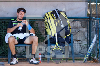 2021-08-18 - Giulio Zeppieri (Italy) during a break - ATP80 CHALLENGER - VERONA - WEDNESDAY - INTERNATIONALS - TENNIS