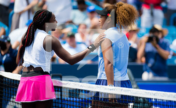 2021-08-18 - Cori Gauff of the United States & Naomi Osaka of Japan at the net after the second round of the 2021 Western & Southern Open WTA 1000 tennis tournament on August 18, 2021 at Lindner Family Tennis Center in Cincinnati, USA - Photo Rob Prange / Spain DPPI / DPPI - 2021 WESTERN & SOUTHERN OPEN WTA 1000 TENNIS TOURNAMENT - INTERNATIONALS - TENNIS