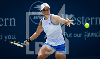 2021-08-19 - Ashleigh Barty of Australia in action during the third round at the 2021 Western & Southern Open WTA 1000 tennis tournament against Victoria Azarenka of Belarus on August 19, 2021 at Lindner Family Tennis Center in Cincinnati, USA - Photo Rob Prange / Spain DPPI / DPPI - 2021 WESTERN & SOUTHERN OPEN WTA 1000 TENNIS TOURNAMENT - INTERNATIONALS - TENNIS
