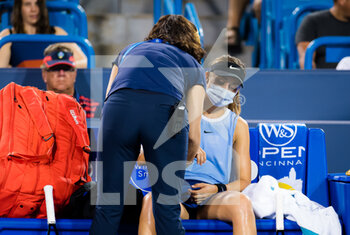 2021-08-20 - Paula Badosa of Spain takes a medical time during her quarter- final at the 2021 Western & Southern Open WTA 1000 tennis tournament against Karolina Pliskova of the Czech Republic on August 20, 2021 at Lindner Family Tennis Center in Cincinnati, USA - Photo Rob Prange / Spain DPPI / DPPI - 2021 WESTERN & SOUTHERN OPEN WTA 1000 TENNIS TOURNAMENT - INTERNATIONALS - TENNIS