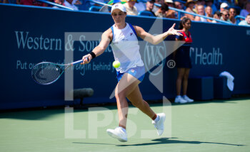 2021-08-21 - Ashleigh Barty of Australia in action during her semi-final match at the 2021 Western & Southern Open WTA 1000 tennis tournament against Angelique Kerber of Germany on August 21, 2021 at Lindner Family Tennis Center in Cincinnati, USA - Photo Rob Prange / Spain DPPI / DPPI - 2021 WESTERN & SOUTHERN OPEN WTA 1000 TENNIS TOURNAMENT - INTERNATIONALS - TENNIS