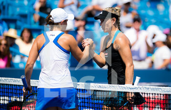 2021-08-21 - Ashleigh Barty of Australia & Angelique Kerber of Germany after their semi-final match at the 2021 Western & Southern Open WTA 1000 tennis tournament on August 21, 2021 at Lindner Family Tennis Center in Cincinnati, USA - Photo Rob Prange / Spain DPPI / DPPI - 2021 WESTERN & SOUTHERN OPEN WTA 1000 TENNIS TOURNAMENT - INTERNATIONALS - TENNIS