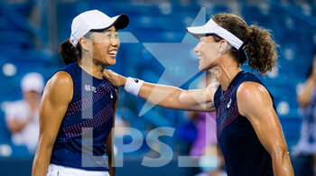 2021-08-21 - Sam Stosur of Australia & Shuai Zhang of China celebrate winning the doubles final at the 2021 Western & Southern Open WTA 1000 tennis tournament on August 21, 2021 at Lindner Family Tennis Center in Cincinnati, USA - Photo Rob Prange / Spain DPPI / DPPI - 2021 WESTERN & SOUTHERN OPEN WTA 1000 TENNIS TOURNAMENT - INTERNATIONALS - TENNIS