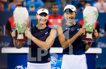 2021-08-21 - Sam Stosur of Australia & Shuai Zhang of China with their champions trophies after winning the doubles final at the 2021 Western & Southern Open WTA 1000 tennis tournament on August 21, 2021 at Lindner Family Tennis Center in Cincinnati, USA - Photo Rob Prange / Spain DPPI / DPPI - 2021 WESTERN & SOUTHERN OPEN WTA 1000 TENNIS TOURNAMENT - INTERNATIONALS - TENNIS