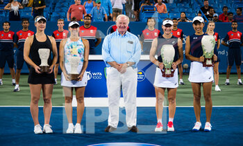 2021-08-21 - Gabriela Dabrowski of Canada & Luisa Stefani of Brazil and Sam Stosur of Australia & Shuai Zhang of China pose with their trophies after the doubles final at the 2021 Western & Southern Open WTA 1000 tennis tournament on August 21, 2021 at Lindner Family Tennis Center in Cincinnati, USA - Photo Rob Prange / Spain DPPI / DPPI - 2021 WESTERN & SOUTHERN OPEN WTA 1000 TENNIS TOURNAMENT - INTERNATIONALS - TENNIS