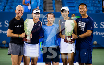 2021-08-21 - Sam Stosur of Australia & Shuai Zhang of China pose with their team and their champions trophies after winning the doubles final at the 2021 Western & Southern Open WTA 1000 tennis tournament on August 21, 2021 at Lindner Family Tennis Center in Cincinnati, USA - Photo Rob Prange / Spain DPPI / DPPI - 2021 WESTERN & SOUTHERN OPEN WTA 1000 TENNIS TOURNAMENT - INTERNATIONALS - TENNIS