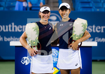 2021-08-21 - Sam Stosur of Australia & Shuai Zhang of China with their champions trophies after winning the doubles final at the 2021 Western & Southern Open WTA 1000 tennis tournament on August 21, 2021 at Lindner Family Tennis Center in Cincinnati, USA - Photo Rob Prange / Spain DPPI / DPPI - 2021 WESTERN & SOUTHERN OPEN WTA 1000 TENNIS TOURNAMENT - INTERNATIONALS - TENNIS