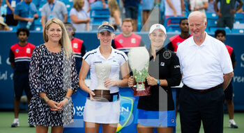 2021-08-22 - Jil Teichmann of Switzerland & Ashleigh Barty of Australia with their trophies after the final of the 2021 Western & Southern Open WTA 1000 tennis tournament on August 22, 2021 at Lindner Family Tennis Center in Cincinnati, USA - Photo Rob Prange / Spain DPPI / DPPI - 2021 WESTERN & SOUTHERN OPEN WTA 1000 TENNIS TOURNAMENT - INTERNATIONALS - TENNIS