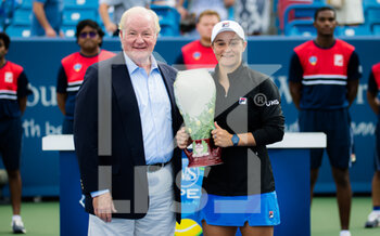 2021-08-22 - Ashleigh Barty of Australia with her champions trophy after the final of the 2021 Western & Southern Open WTA 1000 tennis tournament against Jil Teichmann of Switzerland on August 22, 2021 at Lindner Family Tennis Center in Cincinnati, USA - Photo Rob Prange / Spain DPPI / DPPI - 2021 WESTERN & SOUTHERN OPEN WTA 1000 TENNIS TOURNAMENT - INTERNATIONALS - TENNIS