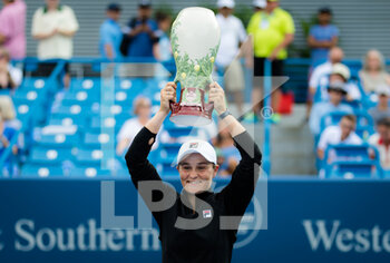 2021-08-22 - Ashleigh Barty of Australia with her champions trophy after the final of the 2021 Western & Southern Open WTA 1000 tennis tournament on August 22, 2021 at Lindner Family Tennis Center in Cincinnati, USA - Photo Rob Prange / Spain DPPI / DPPI - 2021 WESTERN & SOUTHERN OPEN WTA 1000 TENNIS TOURNAMENT - INTERNATIONALS - TENNIS