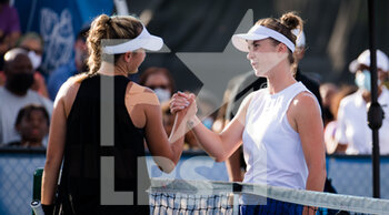2021-08-23 - Clara Burel of France & Elina Svitolina of the Ukraine at the net after the first round of the 2021 WTA Chicago Womens Open WTA 250 tennis tournament on August 23, 2021 in Chicago, United States - Photo Rob Prange / Spain DPPI / DPPI - 2021 WTA CHICAGO WOMENS OPEN, WTA 250 TENNIS TOURNAMENT - INTERNATIONALS - TENNIS
