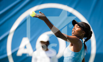 2021-08-23 - Francoise Abanda of Canada in action during the second round of the 2021 WTA Chicago Womens Open WTA 250 tennis tournament against Kristina Mladenovic of France on August 24, 2021 in Chicago, United States - Photo Rob Prange / Spain DPPI / DPPI - 2021 WTA CHICAGO WOMENS OPEN, WTA 250 TENNIS TOURNAMENT - INTERNATIONALS - TENNIS