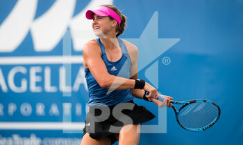 2021-08-25 - Rebecca Peterson of Sweden in action during her second-round match at the 2021 WTA Chicago Womens Open WTA 250 tennis tournament against Viktorija Golubic of Switzeland on August 25, 2021 in Chicago, United States - Photo Rob Prange / Spain DPPI / DPPI - 2021 WTA CHICAGO WOMENS OPEN WTA 250 TENNIS TOURNAMENT  - INTERNATIONALS - TENNIS