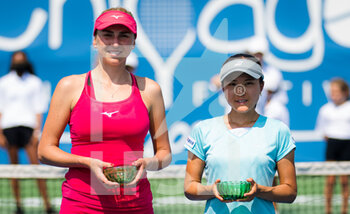 2021-08-28 - Lyudmyla Kichenok of Ukraine & Makoto Ninomiya of Japan with their runner up trophies after the doubles final of the 2021 WTA Chicago Womens Open WTA 250 tennis tournament on August 28, 2021 in Chicago, United States - Photo Rob Prange / Spain DPPI / DPPI - 2021 WTA CHICAGO WOMENS OPEN WTA 250 TENNIS TOURNAMENT - INTERNATIONALS - TENNIS