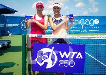 2021-08-28 - Raluca Olaru of Romania & Nadiia Kichenok of Ukraine with their champions trophies after the doubles final the 2021 WTA Chicago Womens Open WTA 250 tennis tournament on August 28, 2021 in Chicago, United States - Photo Rob Prange / Spain DPPI / DPPI - 2021 WTA CHICAGO WOMENS OPEN WTA 250 TENNIS TOURNAMENT - INTERNATIONALS - TENNIS