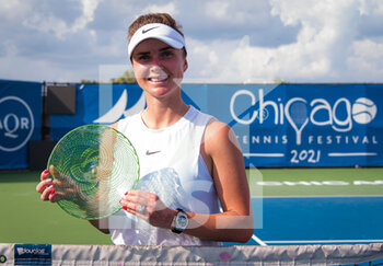 2021-08-28 - Elina Svitolina of the Ukraine with her champions trophy after the final of the 2021 WTA Chicago Womens Open WTA 250 tennis tournament on August 28, 2021 in Chicago, United States - Photo Rob Prange / Spain DPPI / DPPI - 2021 WTA CHICAGO WOMENS OPEN WTA 250 TENNIS TOURNAMENT - INTERNATIONALS - TENNIS