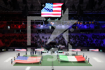 2021-11-26 - Teams USA and Italy during the national anthems - DAVIS CUP FINALS 2021 - STAGE GROUP E - ITALY VS USA - INTERNATIONALS - TENNIS
