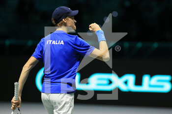 2021-11-26 - Jannik Sinner (Italy) during the match against John Isner (USA) - DAVIS CUP FINALS 2021 - STAGE GROUP E - ITALY VS USA - INTERNATIONALS - TENNIS