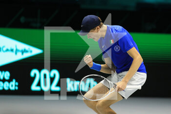 2021-11-26 - Jannik Sinner (Italy) celebrates the victory of the match against John Isner (USA) - DAVIS CUP FINALS 2021 - STAGE GROUP E - ITALY VS USA - INTERNATIONALS - TENNIS